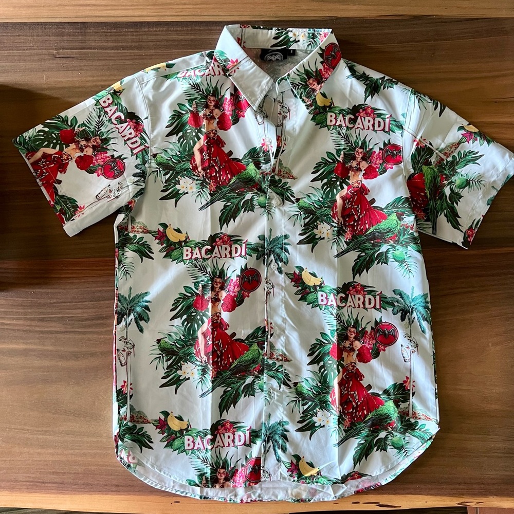 Mens size S BACARDÍ short sleeve button down shirt. NWOT